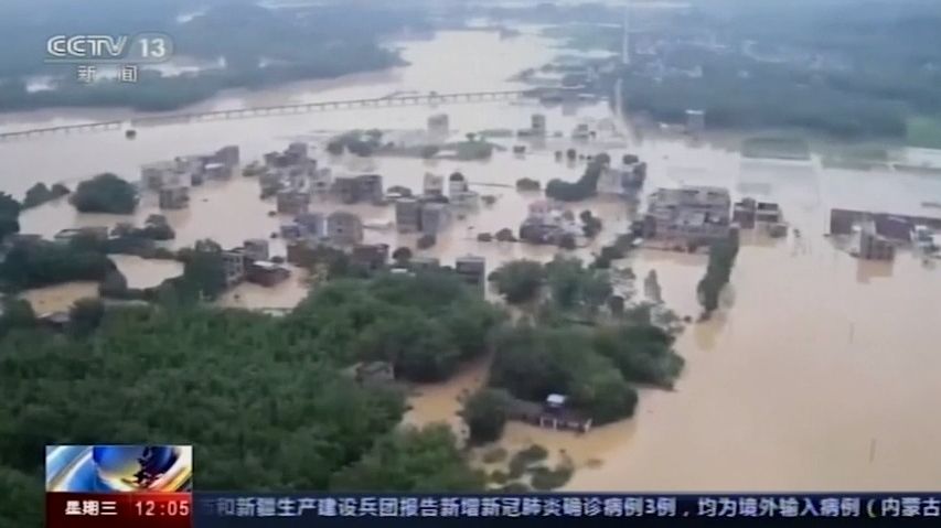 Sesuv půdy poslal dům k zemi. Záplavy připravily o střechu nad hlavou stovky tisíc Číňanů